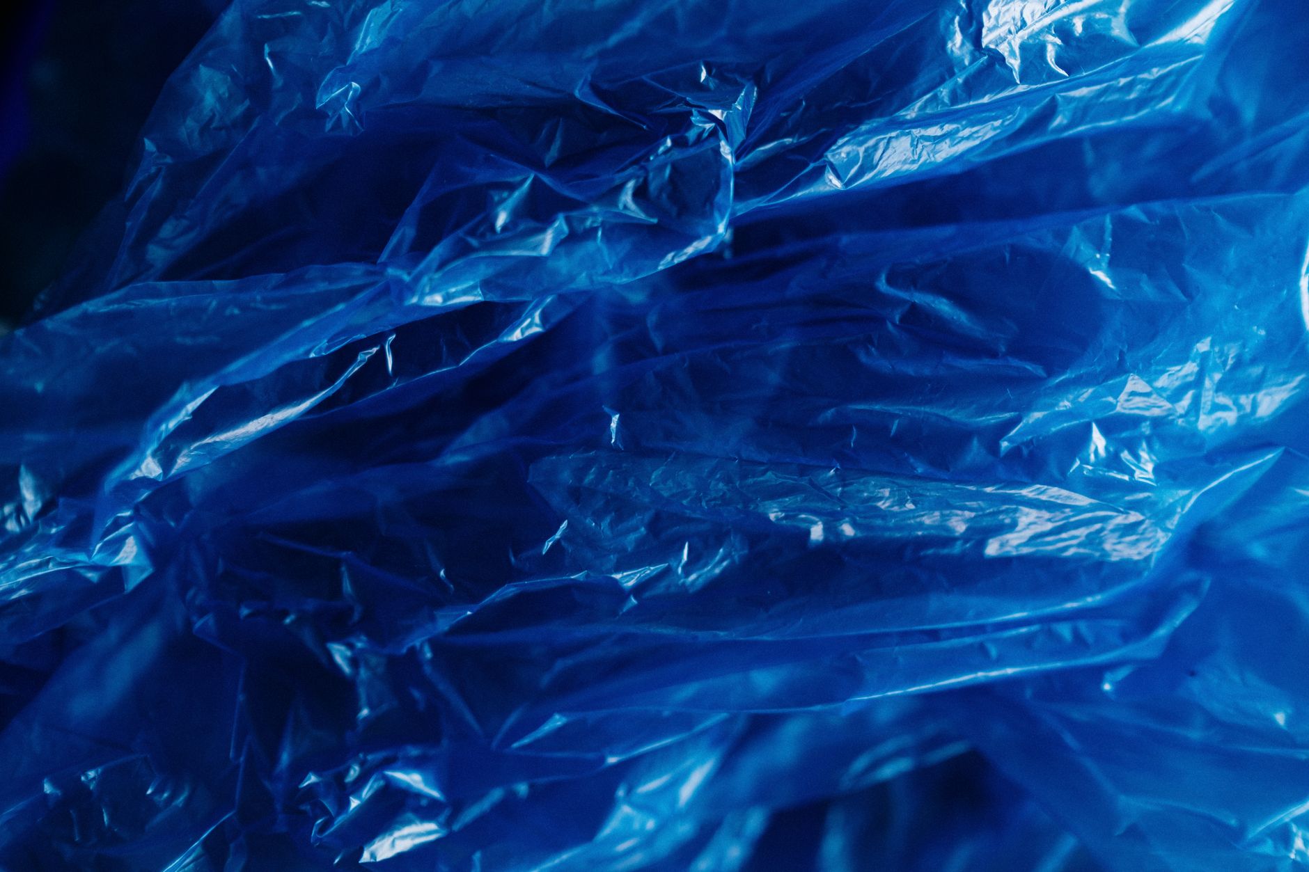 La plastica che respiriamo scalda il pianeta: lo studio su Nature Climate Change che cambia le regole del gioco climatico