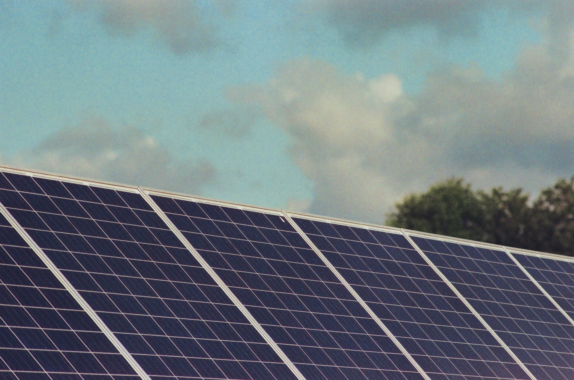 Rinnovabili al 47%: l’Italia accelera la corsa verso un futuro energetico pulito
