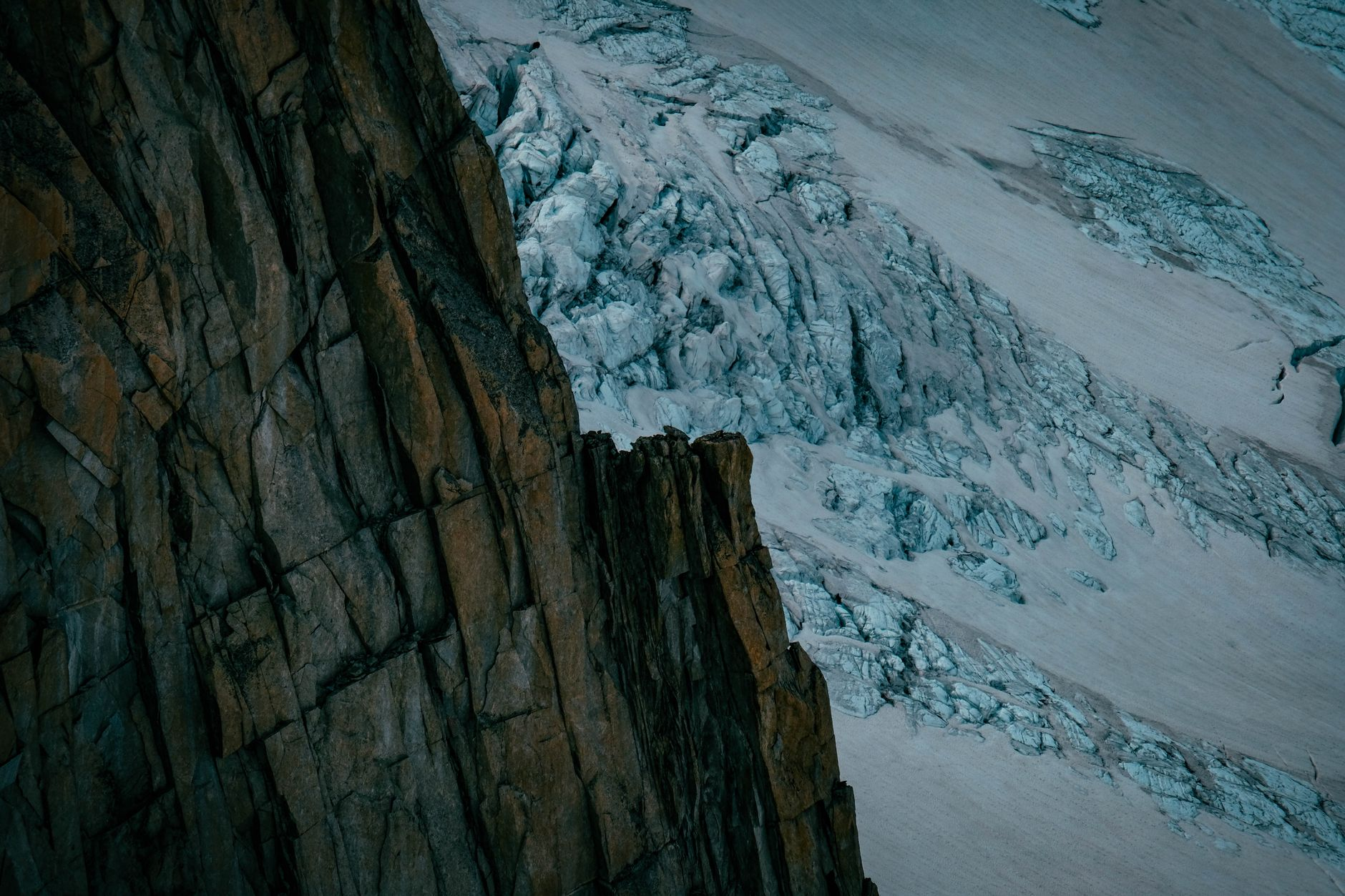 Permafrost alpino in fusione: quando la montagna perde la sua armatura e le valli pagano il conto