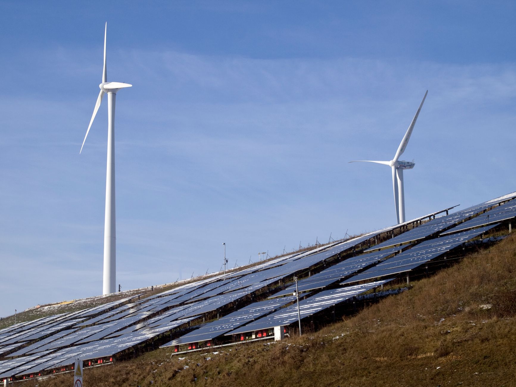 Il 2025 che ha fatto arretrare le rinnovabili: perché l’Italia paga l’elettricità il 13% in più dell’Europa e cosa cambia con il decreto FER-X
