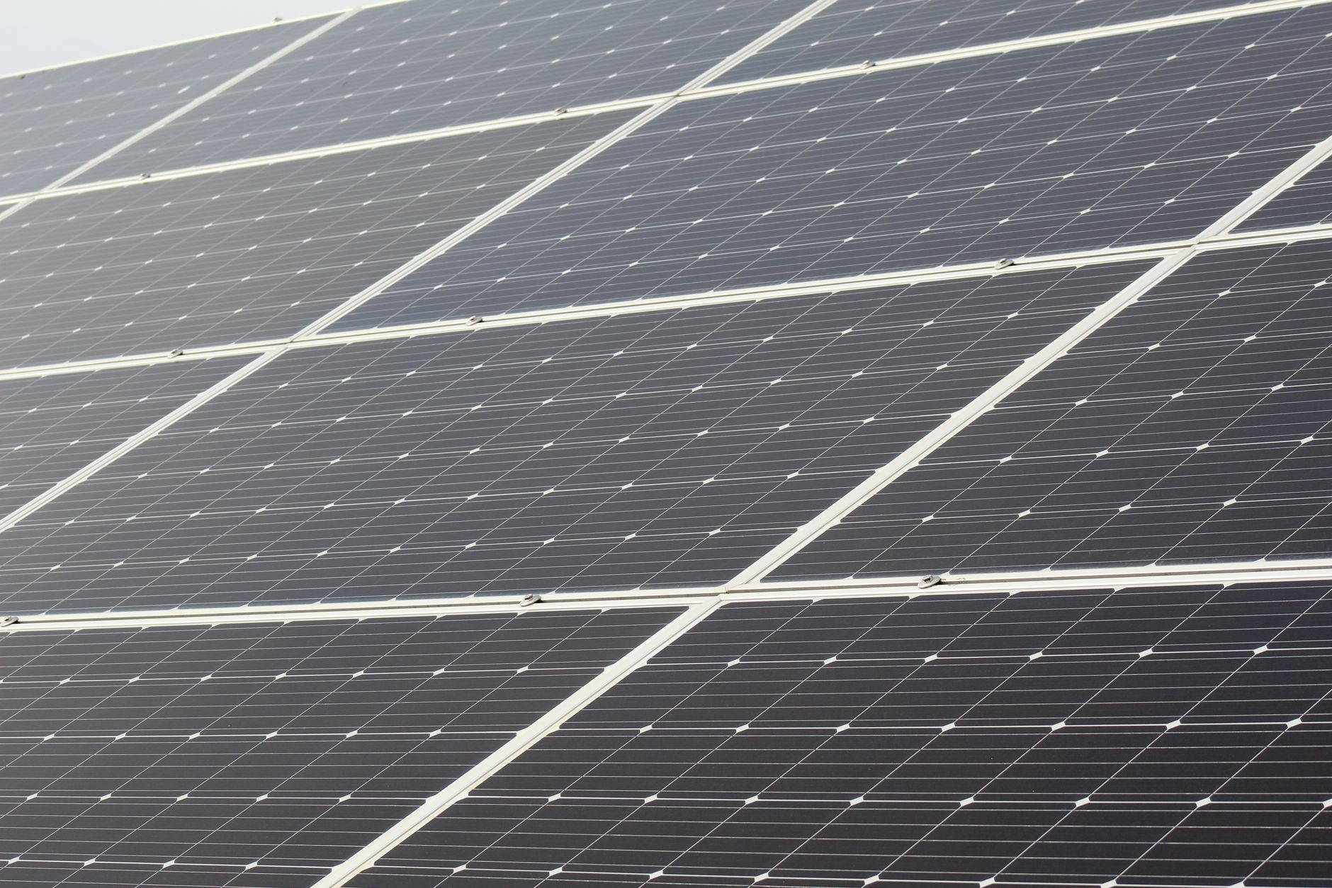 Italia solare ma in bolletta paga il gas: il paradosso dei 84 GW rinnovabili che non bastano a schermare i prezzi