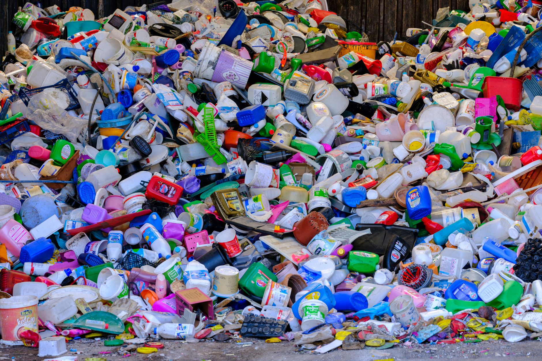 Raccogliamo sempre più plastica ma non riusciamo a venderla: il paradosso che sta affondando il riciclo italiano
