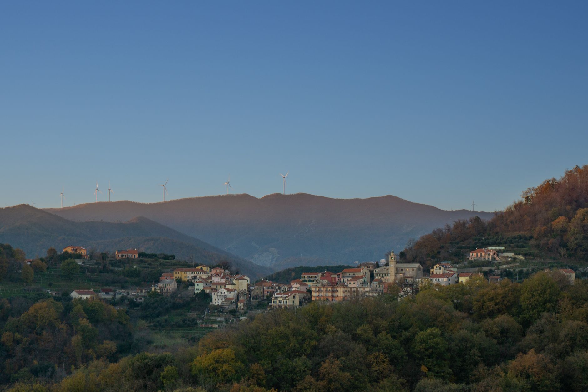 Il doppio volto dell’Italia green: campioni del riciclo ma ultimi nella corsa alle rinnovabili — ecco il paradosso che ci costa caro