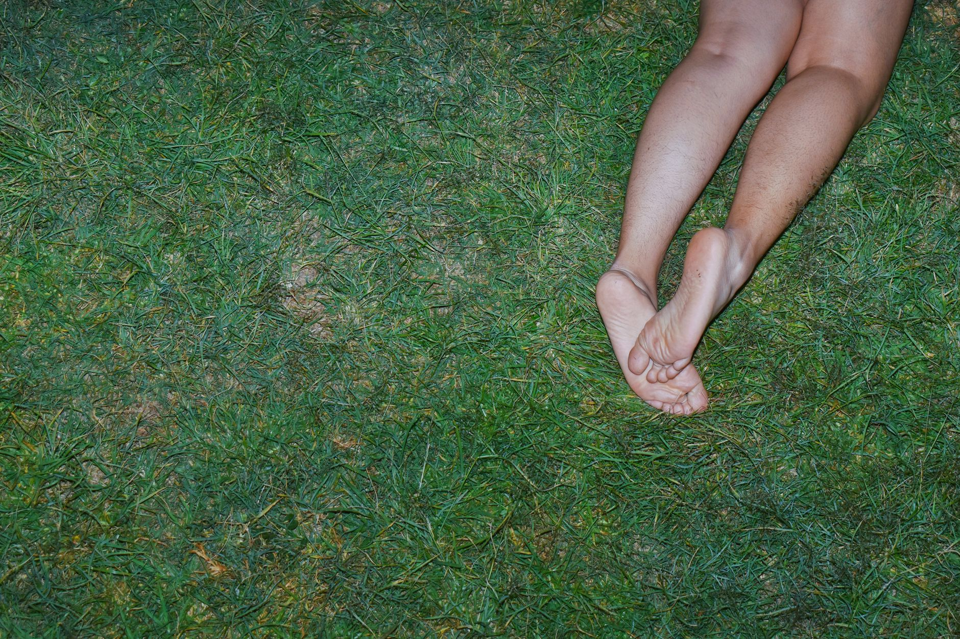 Il battito della terra sotto i piedi scalzi: la scienza del «grounding» riscrive il rapporto tra corpo umano e suolo naturale