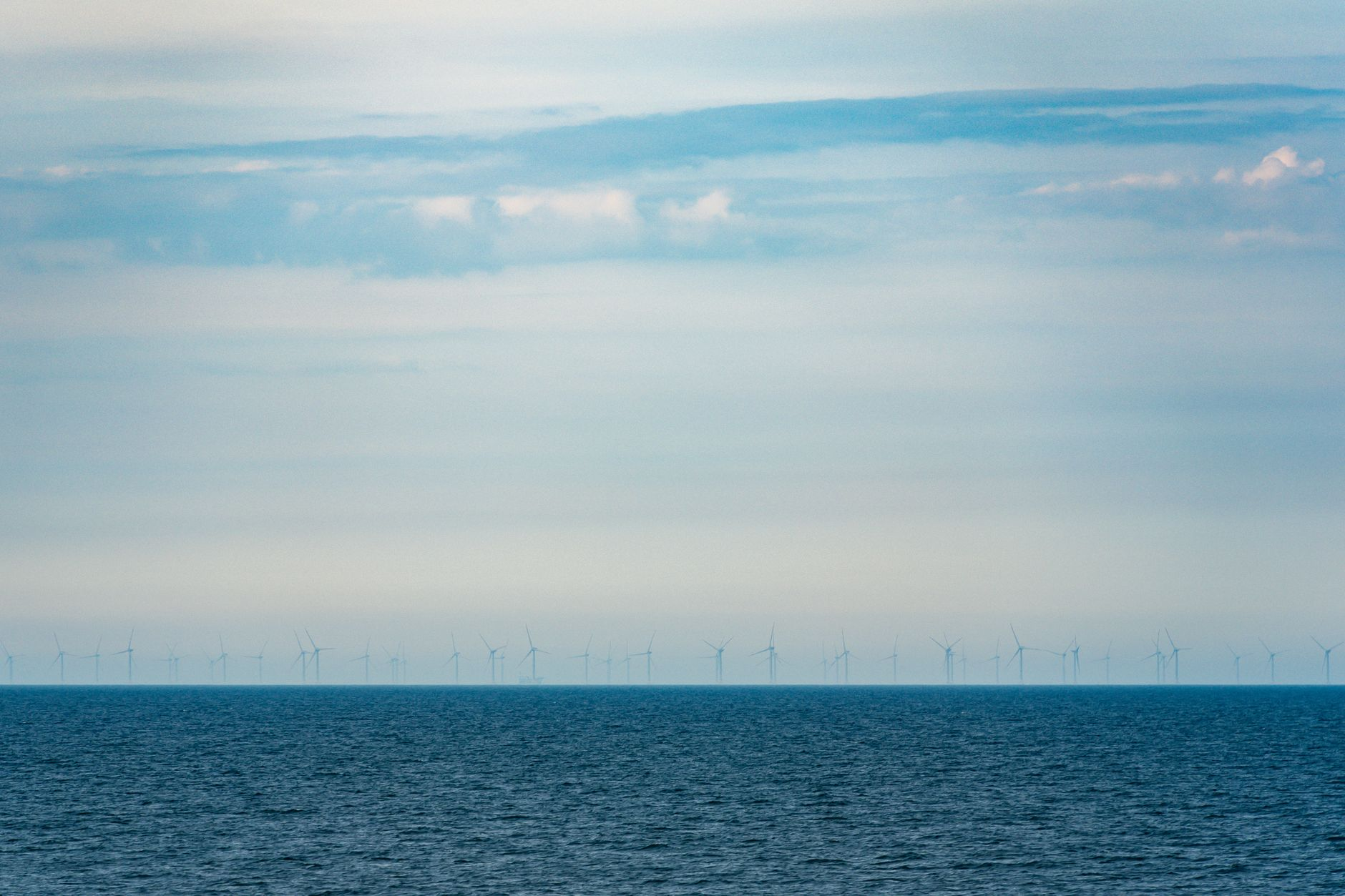 Il mare che genera corrente: come i cavi elettrici sottomarini italiani stanno trasformando l’energia eolica offshore in carburante per le città del Sud