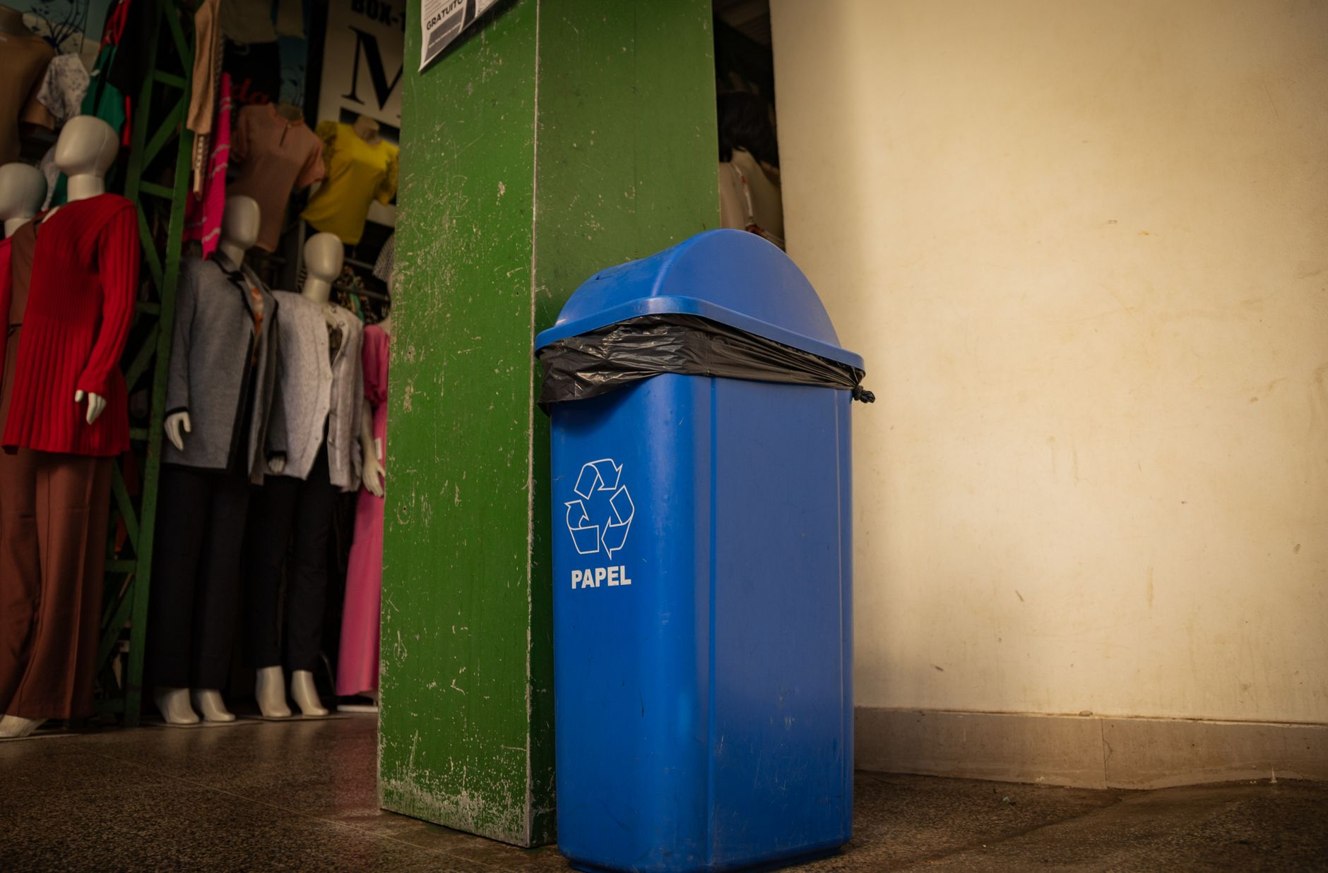 Il tessuto che sfida la discarica: come la termolisi dei rifiuti tessili misti sta trasformando gli scarti dell’industria della moda in fibra tecnica rigenerata nel distretto pratese