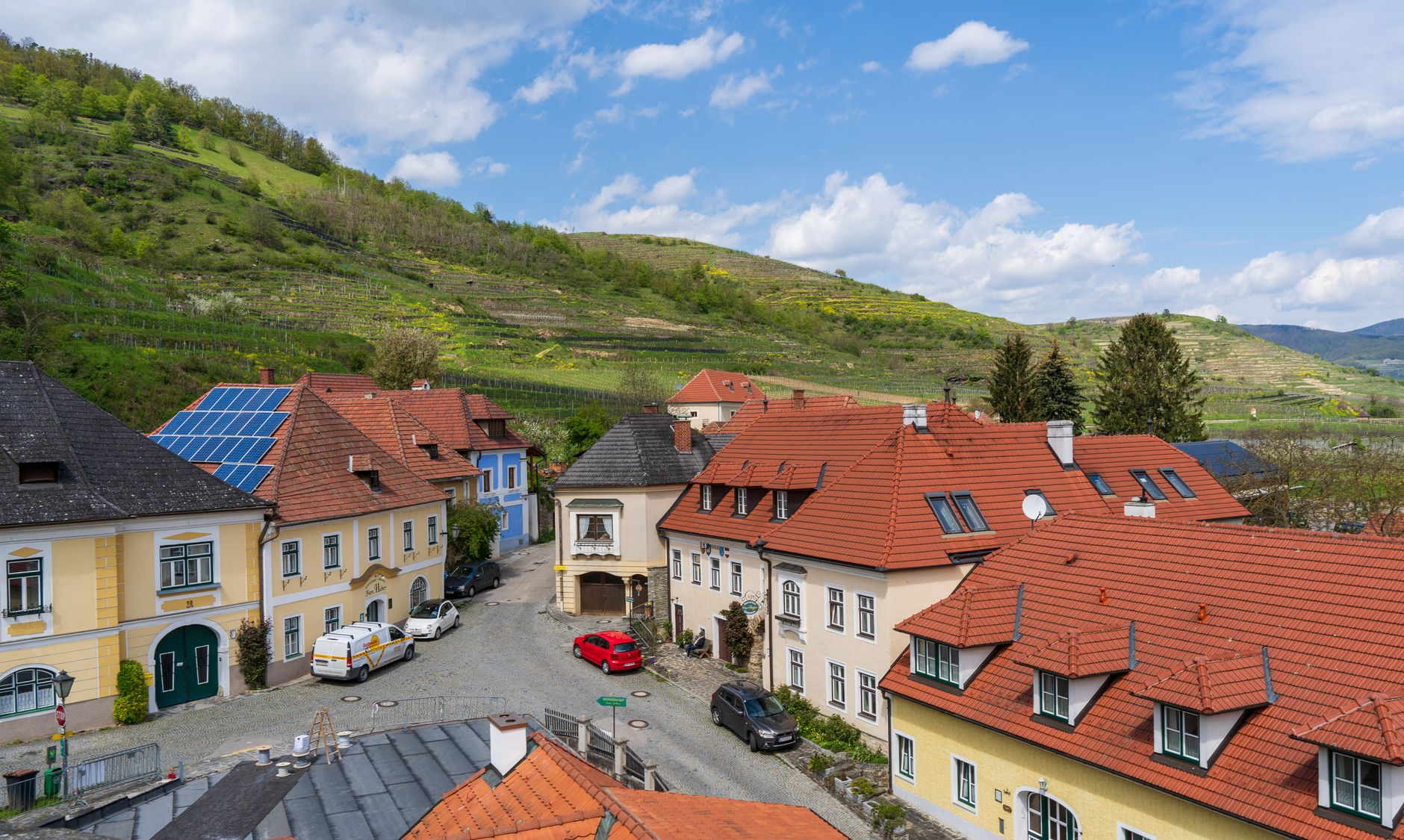 Il vento che ricarica il trattore: come l’agrivoltaico verticale bifacciale sta ridisegnando il paesaggio energetico delle Langhe e abbattendo del 34% i costi energetici delle aziende vitivinicole