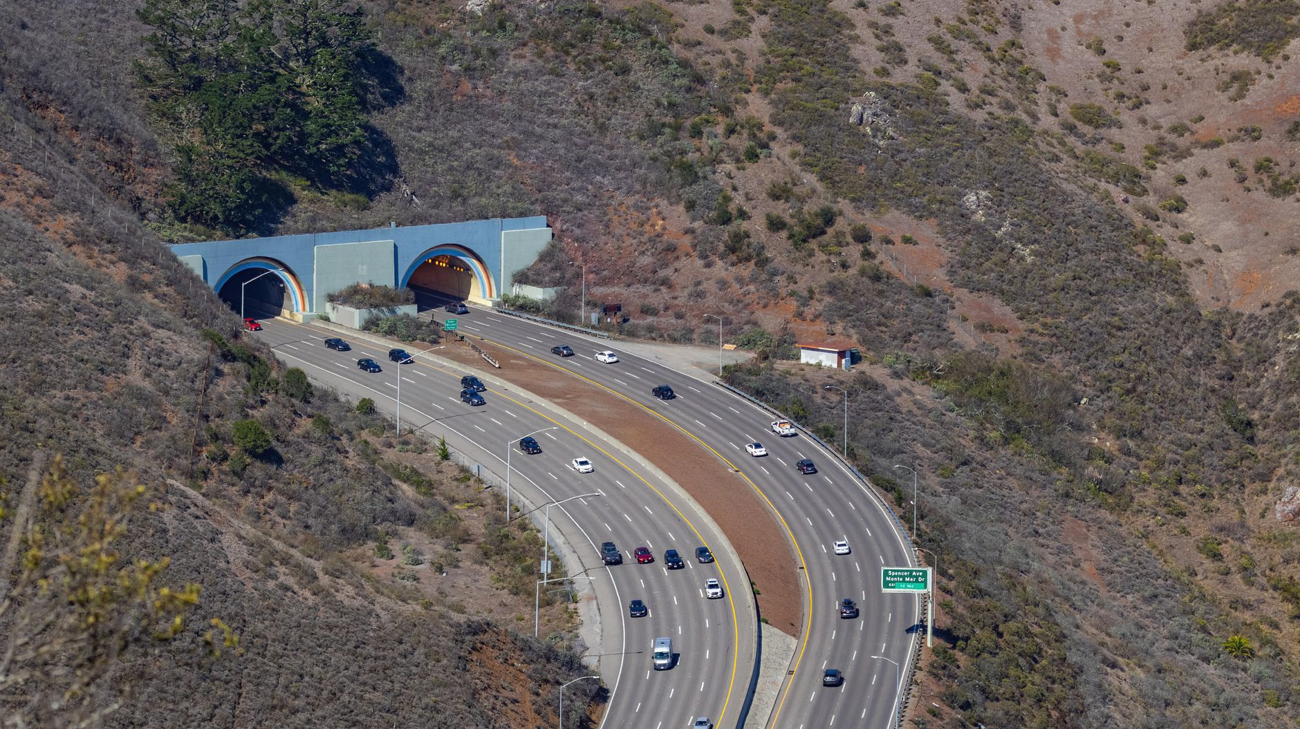 Il cemento che respira azoto: come il calcestruzzo fotocatalitico sta abbattendo i picchi di NO₂ nei tunnel autostradali alpini e trasformando l’infrastruttura grigia in depuratore urbano